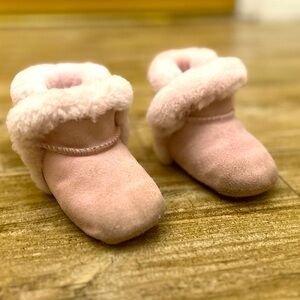 Baby pink lined UGGS - size 4/5